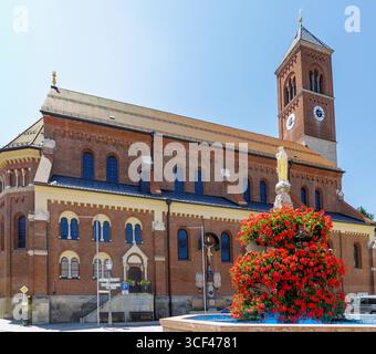 Pfarrkirche St. Bartholomäus und Marienbrunnen auf dem Marktplatz in Markt KRAIBURG, Region Inn-Salzach, Oberbayern, Bayern, Deutschland Stockfoto
