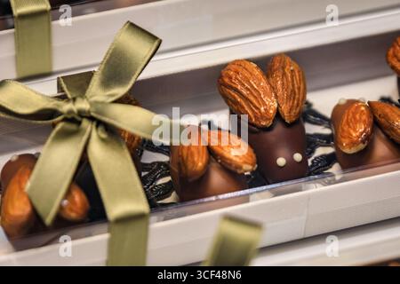 Eine Gourmet-Schachtel Schokolade in Form von Hasen mit Mandelohren aus einem Schweizer Schokoladengeschäft, eine berühmte lokale Delikatesse in Zürich, Schweiz Stockfoto