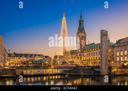 Weihnachtsmarkt und Weihnachtsbaum vor dem Rathaus in Hamburg Stockfoto