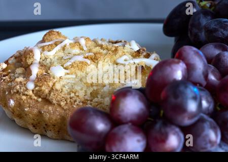 Hausgemachtes Tortendessert mit violetten Trauben auf Teigkruste Stockfoto