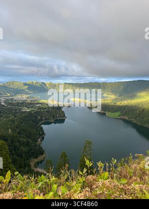 Blick auf die Kraterseen von Sete Cidades von einem malerischen Aussichtspunkt in São Miguel, Azoren, Portugal. Stockfoto
