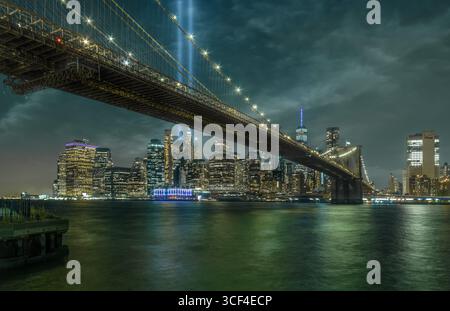 Brooklyn Bridge und Manhattan Skyline mit Tribut in Light at Night Stockfoto