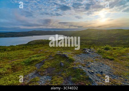 Sonnenuntergang über dem Hafen von Crémaillère in der Nähe von St. Anthony, Neufundland. Stockfoto