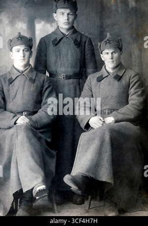 Sowjetunion 1931. Drei Männer in Militäruniform posieren in einem Atelier. Das Foto ist schwarz-weiß. Stockfoto