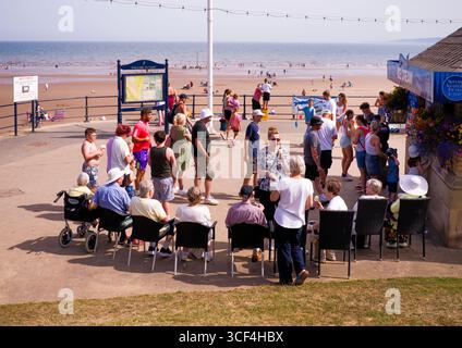 Die Schlange für Eis an einem heißen Tag in Filey Stockfoto