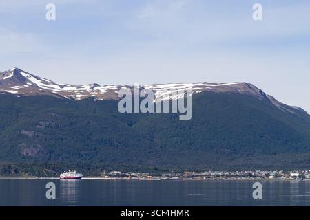 Die südlichste Stadt der Welt. Puerto Williams Stadtbild von Beagle Kanal. Chile Sehenswürdigkeiten Stockfoto