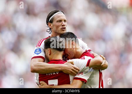 AMSTERDAM - (L-R) Wout Weghorst von Ajax, Raul Moro von Ajax, Steven Berghuis von Ajax, feiert das Tor 1-0 während des niederländischen Eredivisie-Spiels zwischen Ajax Amsterdam und SC Telstar in der Johan Cruijff Arena am 10. August 2025 in Amsterdam, Niederlande. ANP | Hollandse Hoogte | Maurice van Steen Stockfoto