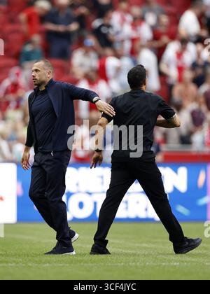AMSTERDAM – (L-R) Ajax-Trainer John Heitinga, SC Telstar-Trainer Anthony Correia während des niederländischen Eredivisie-Spiels zwischen Ajax Amsterdam und SC Telstar in der Johan Cruijff Arena am 10. August 2025 in Amsterdam, Niederlande. ANP | Hollandse Hoogte | Maurice van Steen Stockfoto