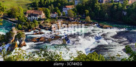 Schweiz Tourismus . Rheinfall (Rheinfall) größter Wasserfall Europas in Schaffhausen, Panoramablick mit Schloss Laufen. Schweizerisch-deutsche Grenze. Stockfoto