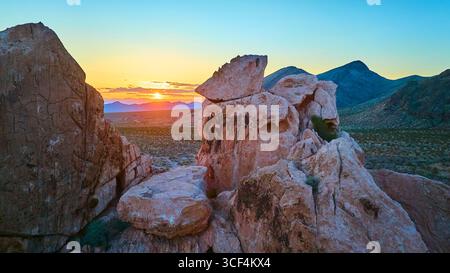 Golden Hour Wüstenlandschaft Aus Der Luft Mit Dramatischen Felsformationen Und Untergehender Sonne Stockfoto