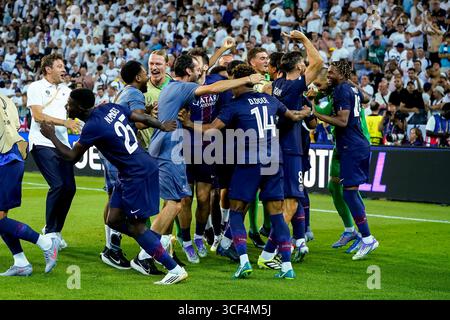 Udine, Italien. August 2025. Die Spieler von Paris Saint-Germain feiern den Gewinn der Trophäe beim UEFA Super Cup Finale 2025 zwischen Paris Saint-Germain FC und Tottenham Hotspur FC im Bluenergy Stadium am 13. August 2025 in Udine, Italien. Foto Goal Pix/Alamy Live News Stockfoto