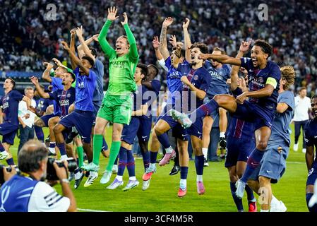 Udine, Italien. August 2025. Die Spieler von Paris Saint-Germain feiern den Gewinn der Trophäe beim UEFA Super Cup Finale 2025 zwischen Paris Saint-Germain FC und Tottenham Hotspur FC im Bluenergy Stadium am 13. August 2025 in Udine, Italien. Foto Goal Pix/Alamy Live News Stockfoto