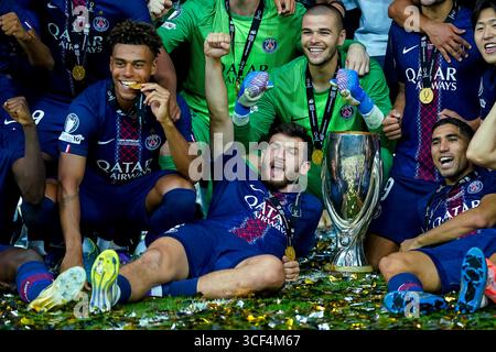 Udine, Italien. August 2025. Khvicha Kvaratskhelia von Paris Saint-Germain FC feiert den Sieg beim UEFA Super Cup Finale 2025 zwischen Paris Saint-Germain FC und Tottenham Hotspur FC im Bluenergy Stadium am 13. August 2025 in Udine, Italien. Foto Goal Pix/Alamy Live News Stockfoto