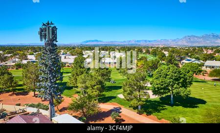 Aerial Cell Tower auf dem Golfplatz in Las Vegas Residential Community Stockfoto