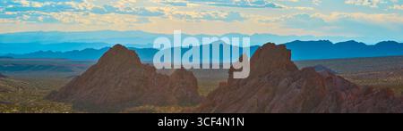 Luftpanorama der rauen Red Rocks und Wüstenlandschaft bei Whitney Pocket Stockfoto