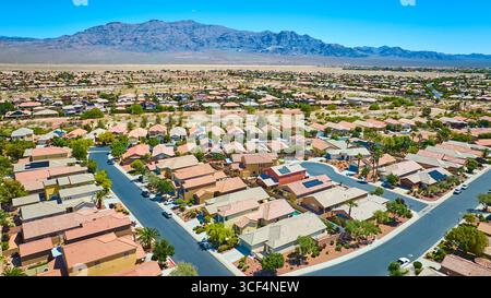 Luftlinie Wohnviertel Mit Desert Mountain Hintergrund Las Vegas Stockfoto