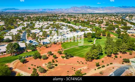 Aerial Las Vegas Wohngemeinde Mit Golfplatz Und Berghintergrund Stockfoto