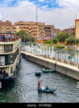 Shopping am Nil in Esna, Ägypten Stockfoto