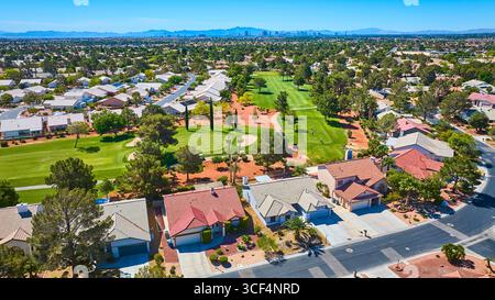 Wohngegend und Golfplatz mit Blick auf den Las Vegas Strip Stockfoto