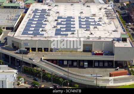 Viele Photovoltaik-Solarzellen auf dem Dach eines großen Einzelhandel einkaufen Gebäude, Honolulu, Oahu, Hawaii, USA Stockfoto