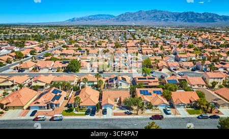 Las Vegas Wohngegend Aus Der Luft Mit Sonnenkollektoren Auf Dem Dach Und Blick Auf Die Berge Stockfoto