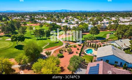 Aerial Las Vegas Golf Course Wohnhäuser und entfernte City Skyline Stockfoto