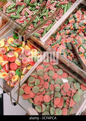 Eine bunte Auswahl an Retro-Süßigkeiten ist in den Displaybehältern vorhanden Stockfoto