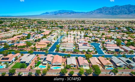 Wohnviertel und Vorstadthäuser Las Vegas mit Desert Mountain Kulisse Stockfoto