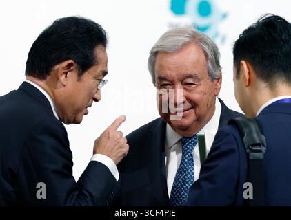 Yokohama, Kanagawa, Japan. August 2025. Der Generalsekretär der Vereinten Nationen ANTONIO GUTERRES (C) hört dem ehemaligen japanischen Premierminister FUMIO KISHIDA (L) nach einer Fotosession für die Internationale Konferenz über afrikanische Entwicklung in Tokio (TICAD IX) in Yokohama zu. Rund 50 afrikanische staaten und internationale Organisationen nehmen an der dreitägigen TICAD IX Teil. (Credit Image: © POOL via ZUMA Press Wire) NUR REDAKTIONELLE NUTZUNG! Nicht für kommerzielle ZWECKE! Stockfoto