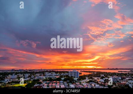 Miami Beach Florida, North Beach, Biscayne Bay, Sonnenuntergang Wolken bunt, Luftsicht von oben mit Blick nach unten, Klimawandel globale Erwärmung, viv Stockfoto