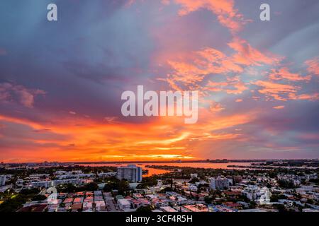 Miami Beach Florida, North Beach, Biscayne Bay, Sonnenuntergang Wolken bunt, Luftsicht von oben mit Blick nach unten, Klimawandel globale Erwärmung, dra Stockfoto