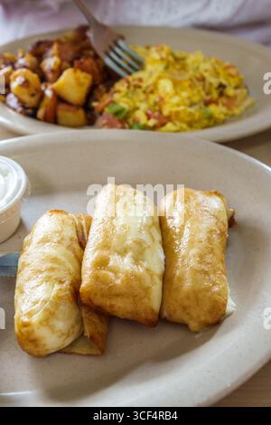 Coral Gables Miami Florida, Bagel Emporium & Grille, Café-Restaurant jüdisches Essen, innen innen, Closeup Teller Blintzes, drei Käse gefüllte Blintzes gol Stockfoto