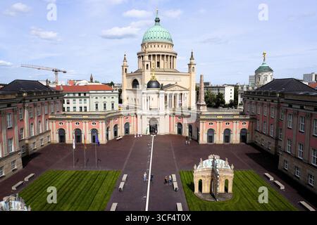 Panoramablick: Historische Skyline des Alten Marktplatzes mit der Kuppel der Nikolaikirche vom Dach des Potsdamer Stadtschlosses, brandenburgisches parlament Stockfoto