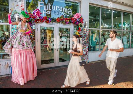 Miami Florida, Little Havana Viertel, 8th Street Calle Ocho, Viernes Culturales, Kulturfreitage, monatliche Veranstaltung, kubanische Hispanic, Futurama 1637 Art Buil Stockfoto