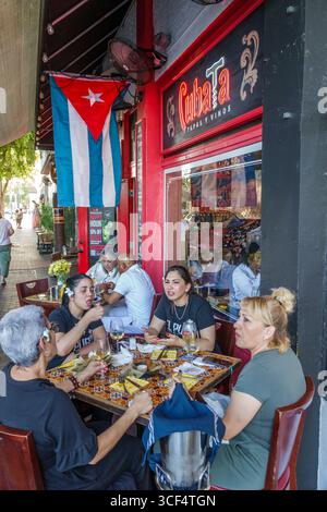 Miami Florida, Little Havana Viertel, 8th Street Calle Ocho, Viernes Culturales, Kulturfreitage, monatliche Veranstaltung, kubanische Hispanic, Cubata Tapas y Vinos r Stockfoto