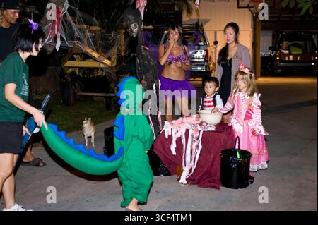 Kinder verkleiden treating der Halloween-Nacht Stockfoto