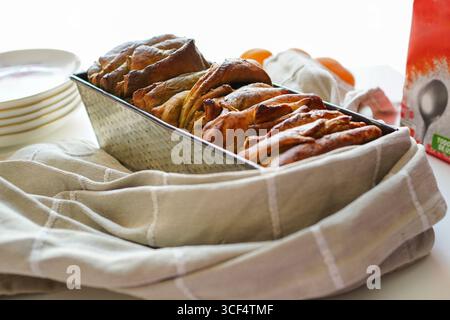 Hausgemachtes, zerlegtes Brot auf dem Tisch der Küche Stockfoto