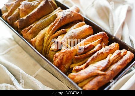Frisch gebackenes, hausgemachtes Brot, Blick von oben Stockfoto