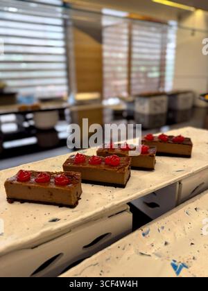 Schokoladen-Brownies werden in Reihe auf einem Dessertbuffet in All-Inclusive-Umgebung arrangiert Stockfoto