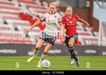 LEIGH, ENGLAND – 20. August: Gemma Bonner von Liverpool FC und Lisa Naalsund von Manchester United während des Freundschaftsspiels zwischen Manchester United Women und Liverpool FC Women im Leigh Sports Village am 20. August 2025 in Leigh, England. (Foto: James Giblin) Stockfoto