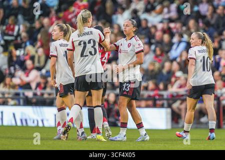 LEIGH, ENGLAND – 20. August: Mia Enderby und Gemma Bonner vom FC Liverpool während des Freundschaftsspiels zwischen Manchester United Women und Liverpool FC Women im Leigh Sports Village am 20. August 2025 in Leigh, England. (Foto: James Giblin) Stockfoto