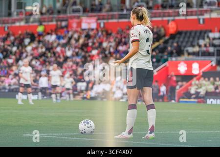 LEIGH, ENGLAND – 20. August: Gemma Evans von Liverpool FC tritt beim Freundschaftsspiel zwischen Manchester United Women und Liverpool FC Women am 20. August 2025 im Leigh Sports Village in Leigh, England. (Foto: James Giblin) Stockfoto