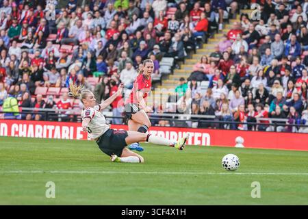 LEIGH, ENGLAND – 20. August: Gemma Bonner von Liverpool FC versucht, den Schuss von Elisabeth Terland aus Manchester United während des Freundschaftsspiels zwischen Manchester United Women und Liverpool FC Women am 20. August 2025 in Leigh zu blockieren. (Foto: James Giblin) Stockfoto