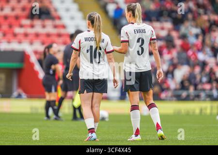 LEIGH, ENGLAND – 20. August: Lily Woodham & Gemma Evans vom FC Liverpool während des Freundschaftsspiels zwischen Manchester United Women und Liverpool FC Women im Leigh Sports Village am 20. August 2025 in Leigh, England. (Foto: James Giblin) Stockfoto