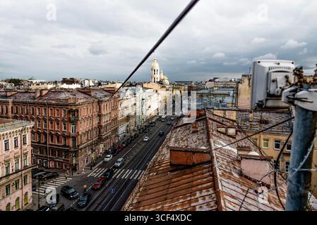 Sankt Petersburg, Russland, 25. Juli 2019, Blick auf breite Alleen, Straßen und Dächer von oben Stockfoto