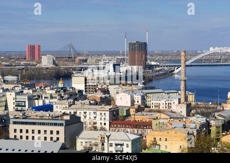Ein Panoramablick auf eine große Stadt mit einer Mischung aus alten Wohnhäusern und modernen Baustellen und Brücken über einen breiten Fluss an einem sonnigen Tag Stockfoto