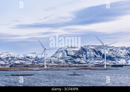 Windturbinen an der norwegischen Küste. Stockfoto