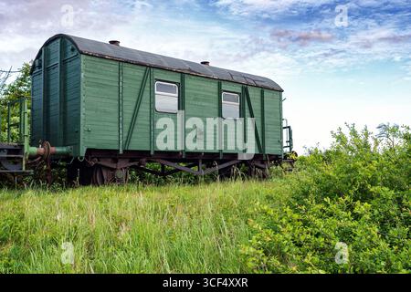 Ehemalige Eisenbahnstrecke der Darßbahn in Bresewitz, kurz vor der Meininger Brücke zur Halbinsel Fischland-Darß, Mecklenburg-Vorpommern Stockfoto