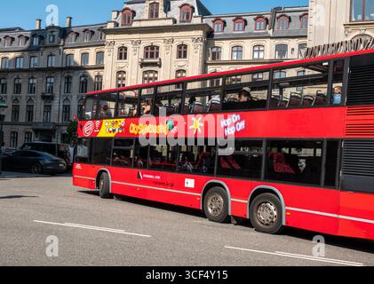 Red Sight Sightseeing Doppeldeckerbus mit offenem Oberdeck in einer Altstadt bei sonnigem Wetter. Kopenhagen, Dänemark - 19. August 2025. Stockfoto