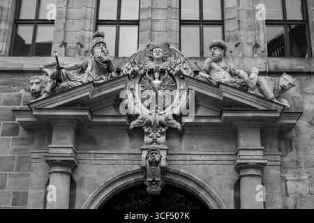 Deutschland, Bayern, Franken, Mittelfranken, Nürnberg, altes Rathaus, großes Nürnberger Wappen und allegorische Figuren auf dem Giebelgiebel Stockfoto